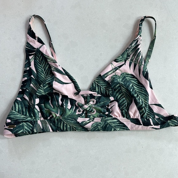 Bikini - Picture 2 of 7